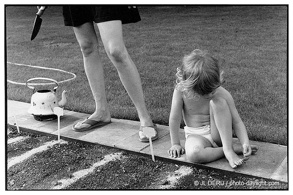 petite fille prs du potager - little girl near the vegetable garden